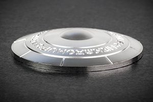 This GLOW-IN-THE-DARK coin, celebrating a 75 year old conspiracy theory, has caused a collecting sensation. Flat reverse 300x200 - This GLOW-IN-THE-DARK coin, celebrating a 75 year old conspiracy theory, has caused a collecting sensation.