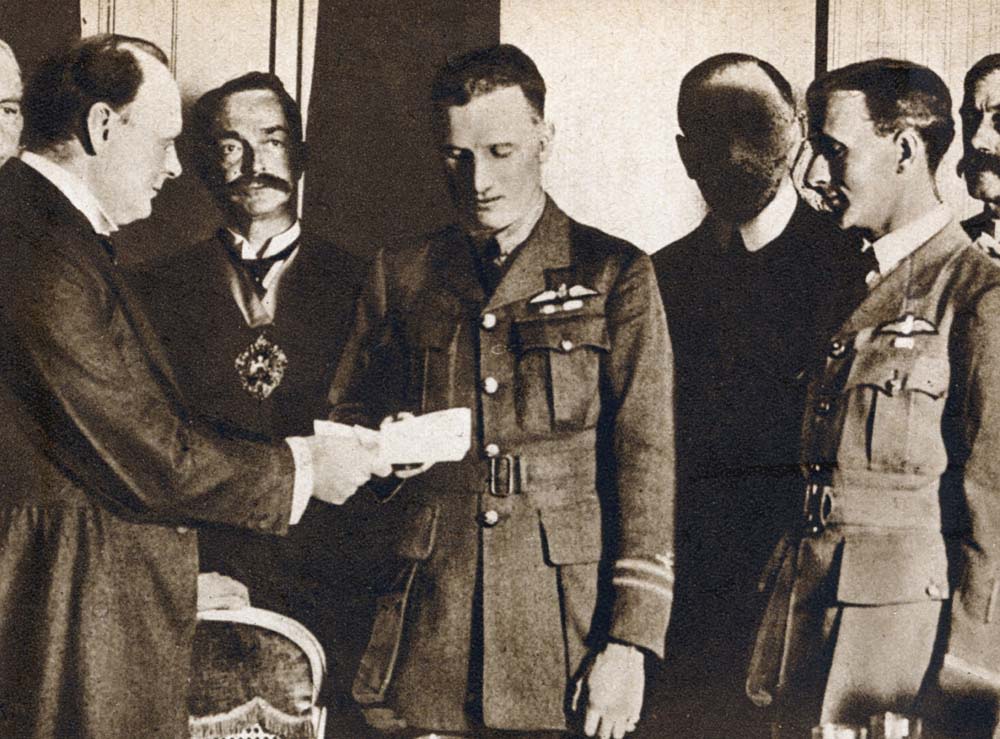 churchillawardingprizegetty 1000x739 2 - How a £10,000 reward led to one of the greatest advancements in aviation