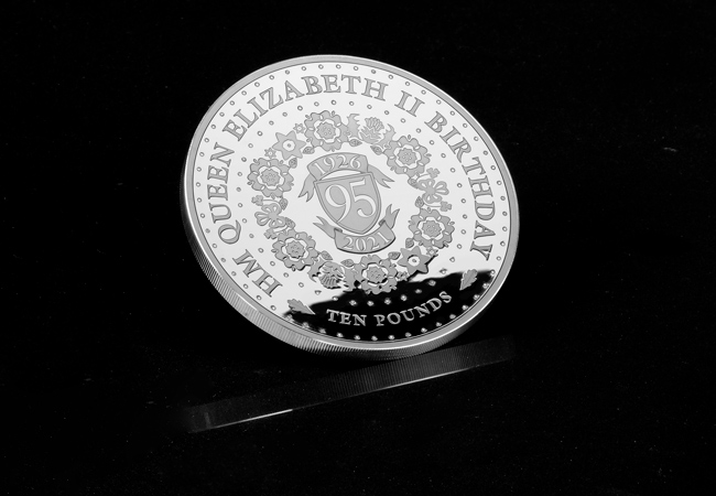 LS 2021 QEII 95th Diamond Masterpiece 5oz 10 lifestyle 2 - The making of the Diamond Masterpiece