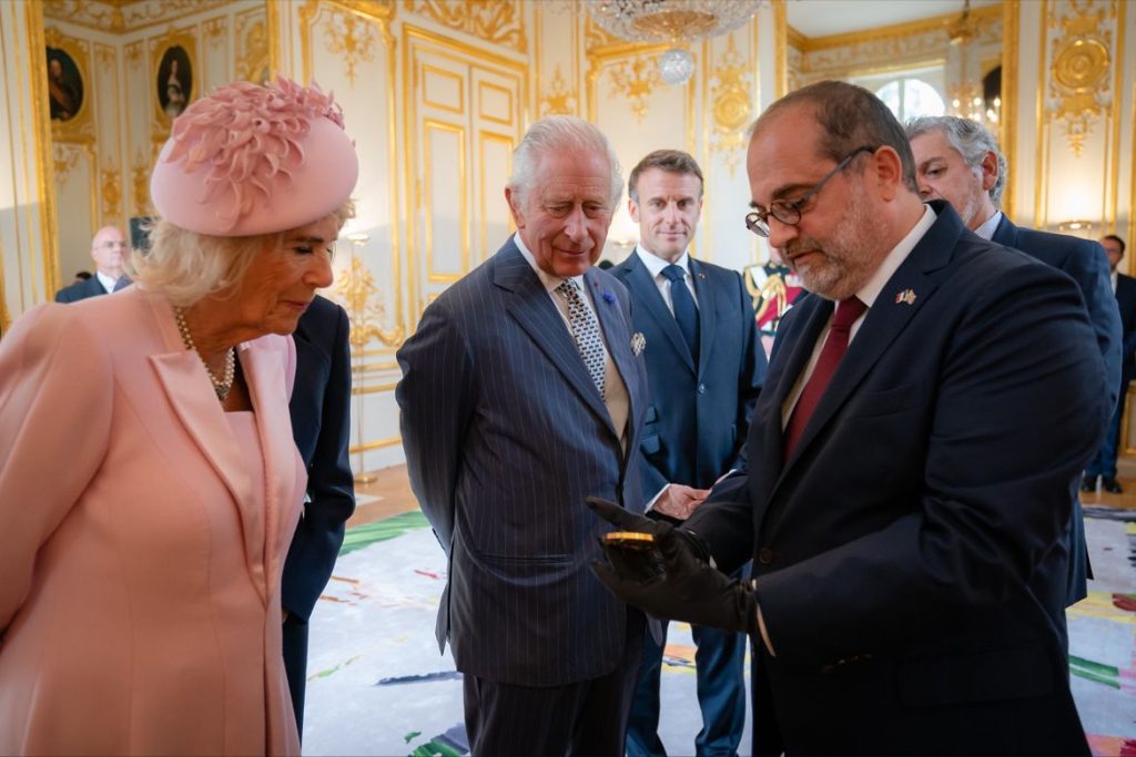 Monnaie de Paris’ Coronation Gift to King Charles III: A Solid Gold Medal King Charles III Gifting 1024x683 - Monnaie de Paris’ Coronation Gift to King Charles III: A Solid Gold Medal