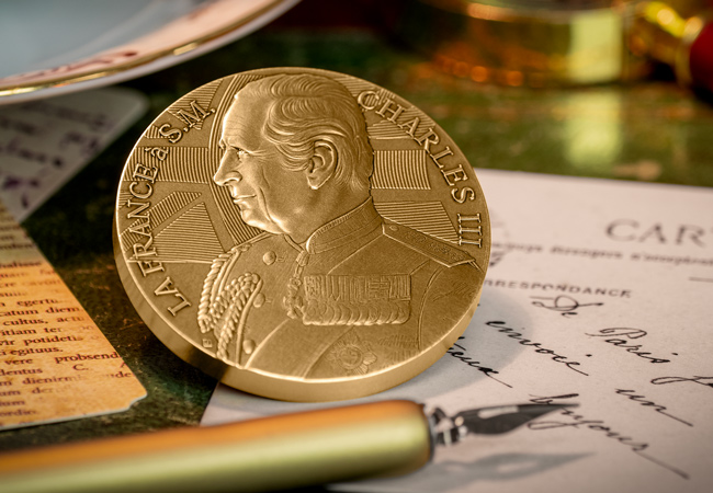 Monnaie de Paris’ Coronation Gift to King Charles III: A Solid Gold Medal MDP KCIII Bronze Medal Lifestyle 02 - Monnaie de Paris’ Coronation Gift to King Charles III: A Solid Gold Medal